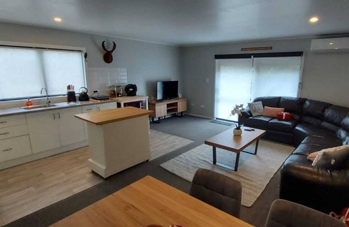 Waipawa Cottage | Valley Cottage - Modern Cottage in a peaceful rural setting - close to town