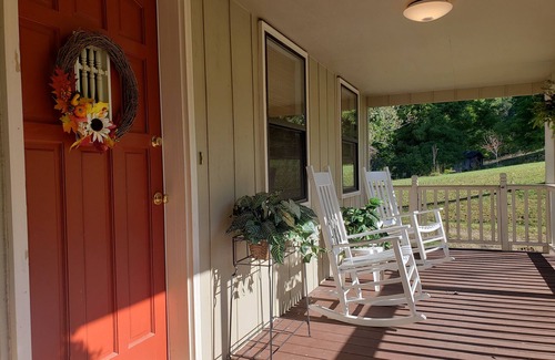 Blairsville House | Valley Creek Cottage: lakes, hiking, Casino and John Campbell Folk School