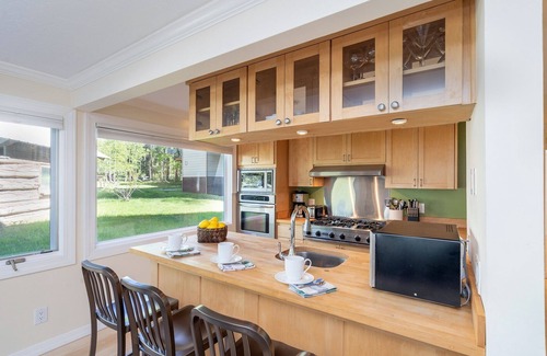 Telluride Condo | Valley Floor Dream W/Fireplace Year-round Trail Access, 3 Min To Town 2 Bedroom Condo by RedAwning