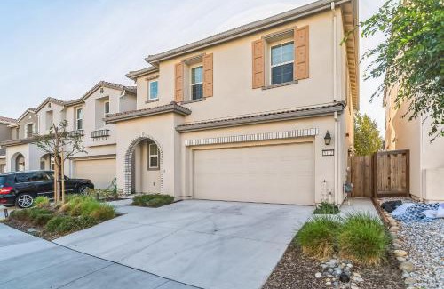 Fairfield House | Valley Getaway 15 mins from Napa 10 min from Suisan valley large backyard with fire pit and more
