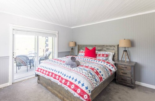 Grey Highlands House | Valley Haven Cottage: Secluded w Hot Tub, Fire Pit