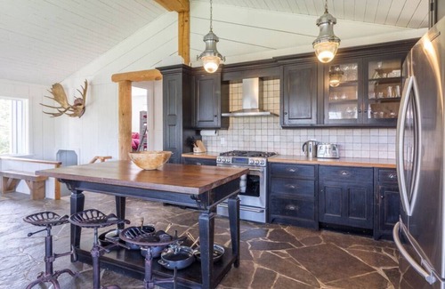 Grey Highlands House | Valley Haven Cottage: Secluded w Hot Tub, Fire Pit