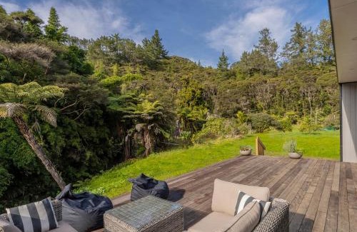 Kuaotunu House | Valley Hideaway - Kūaotunu Holiday Cabin