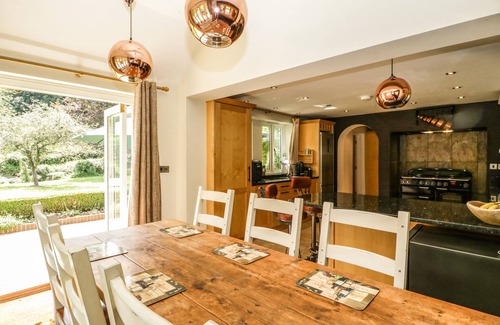 Devizes House | VALLEY HOUSE, pet friendly, luxury holiday cottage in Devizes