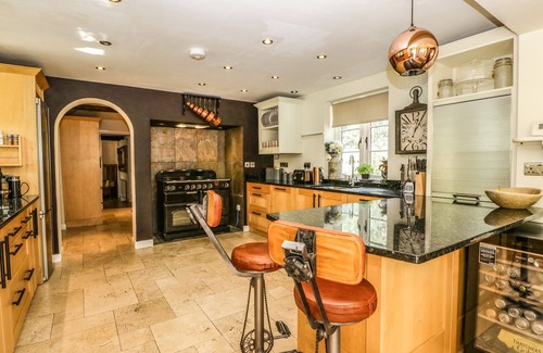 Devizes House | VALLEY HOUSE, pet friendly, luxury holiday cottage in Devizes