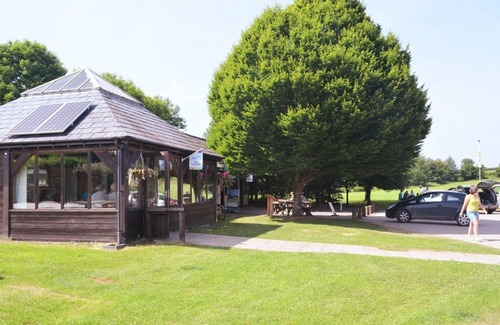 Oakfordbridge Cottage | VALLEY LODGE, pet friendly, with a garden in Bampton, Devon