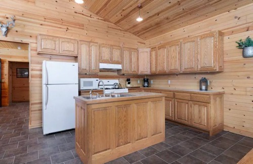 Coon Valley Cabin | Valley Lodge w/Hot Tub & Arcade.
