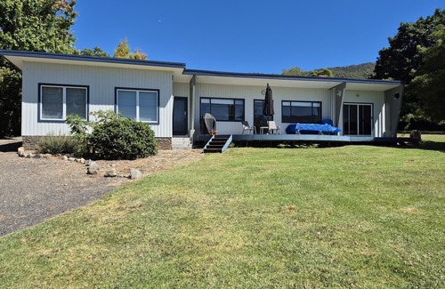 Tawonga South House | Valley View Cottage opposite magnificent Mt Bogong