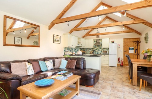 Helford Passage Cottage | VALLEY VIEW, family friendly, with a garden in Mawgan-In-Meneage