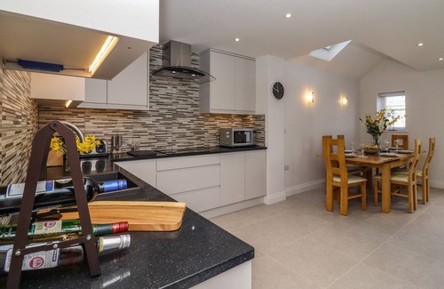 Mount Bures House | VALLEY VIEW, pet friendly, with hot tub in Pebmarsh