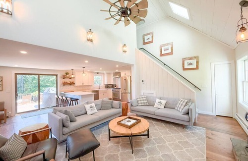 West Dover Apartment | Valley View Villa - Modern Farmhouse W/Hot Tub