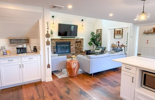 West Dover Apartment | Valley View Villa - Modern Farmhouse W/Hot Tub