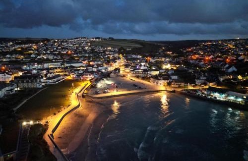 Truro House | Valley View with a luxurious hot tub