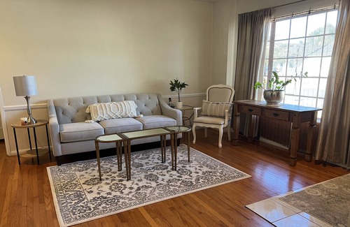 Valley Glen House | Valley Village Charmer that’s pet friendly w a huge back yard!!