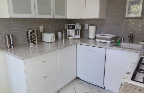 Valley Village Apartment | Valley Village romantic retreat close to Universal Studios & Studio City