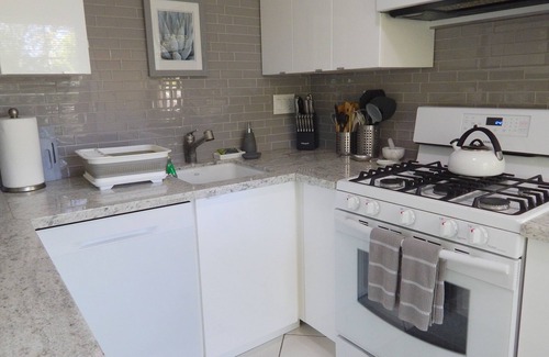 Valley Village Apartment | Valley Village romantic retreat close to Universal Studios & Studio City