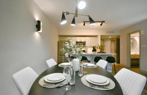 Oro-Medonte Apartment | Valley Vista Haven - Exquisite Condo Retreat with Jacuzzi - Top Floor Romance - Self-Check-in - Gourmet Kitchen - Heated Pool Paradise