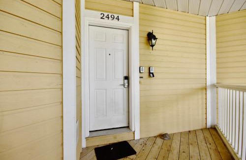 Oro-Medonte Apartment | Valley Vista Haven - Exquisite Condo Retreat with Jacuzzi - Top Floor Romance - Self-Check-in - Gourmet Kitchen - Heated Pool Paradise