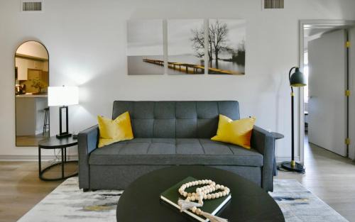 Oro-Medonte Apartment | Valley Vista Haven - Exquisite Condo Retreat with Jacuzzi - Top Floor Romance - Self-Check-in - Gourmet Kitchen - Heated Pool Paradise