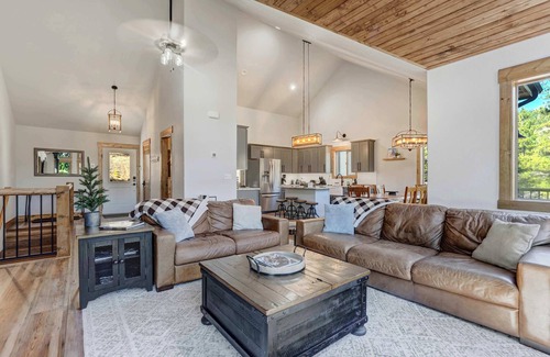 Rainbow Valley Cabin | Valley Vista Lodge! Hot Tub, Fire-pit w Mtn Views!