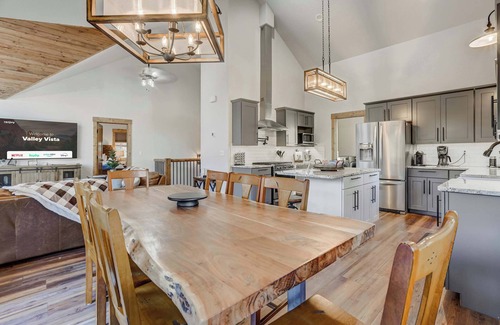 Rainbow Valley Cabin | Valley Vista Lodge! Hot Tub, Fire-pit w Mtn Views!
