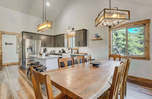 Rainbow Valley Cabin | Valley Vista Lodge! Hot Tub, Fire-pit w Mtn Views!
