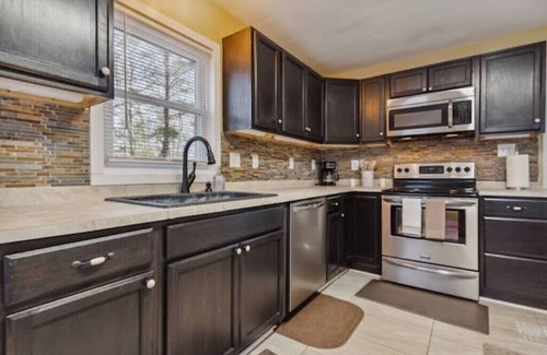 Front Royal House | Valley Vista-Mins to Skyline Drive-HOT TUB- King-Queen Beds, Great location.