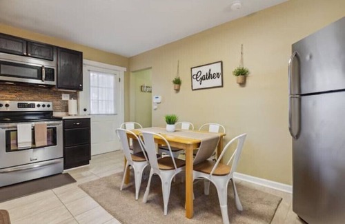 Front Royal House | Valley Vista-Mins to Skyline Drive-HOT TUB- King-Queen Beds, Great location.