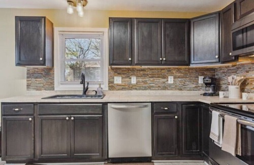 Front Royal House | Valley Vista-Mins to Skyline Drive-HOT TUB- King-Queen Beds, Great location.