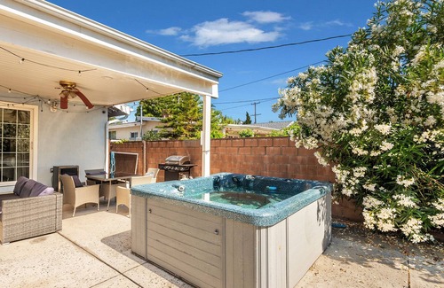 Reseda House | Valley Vista Retreat: A Serene Haven of Modern Elegance