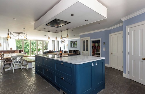 Frome Cottage | VALLIS OAK VILLA, pet friendly, with hot tub in Frome