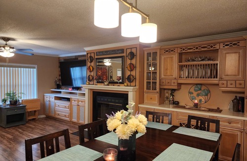 Valparaiso House | Valparaiso Oasis HotTub, Near Destin Beaches & Outdoor Fun. Great for Families.