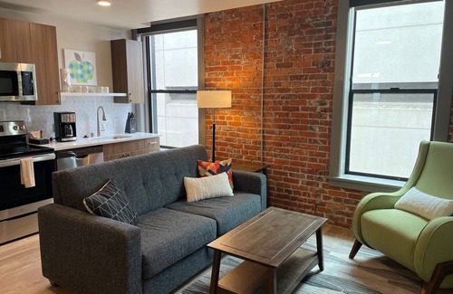 Riverside Apartment | Valuable 2 Bed Travel Apartment with High Speed WiFi
