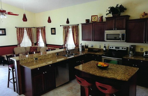Davenport House | VALUE! 5 STAR HOME! Superhero/Disney Princess House W/Film & Gameroom, Lake View