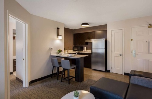 Mount Tabor Apartment | Value For Money! Convenient, Pet-Friendly 1BR Suite with Kitchen!