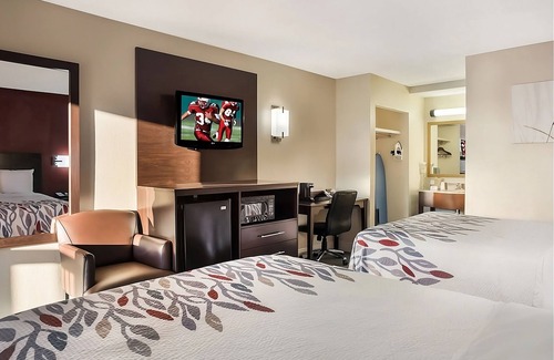 Tupelo Hotel | Value Stay: 2 Family-friendly Units w/FREE Parking and Breakfast! Pets Allowed!