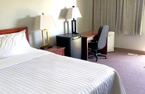 Edson Hotel | Value Stay Clean Room at Castle Motel
