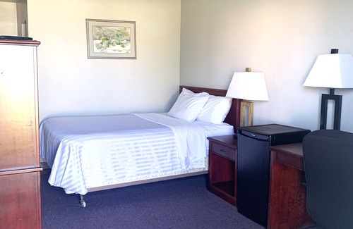 Edson Hotel | Value Stay Clean Room at Castle Motel