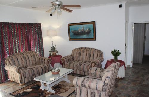 Oudtshoorn House | van Biljon Cottage No Loadshedding