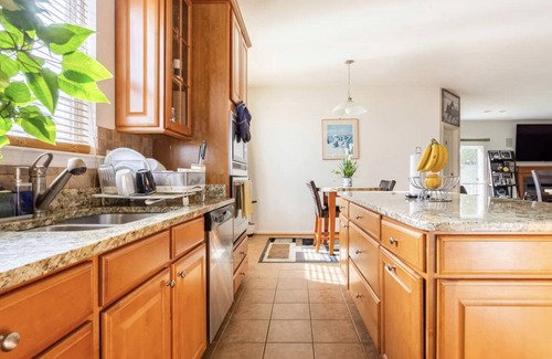 Rossville House | Van Gogh 1- Executive Room in a single family home!