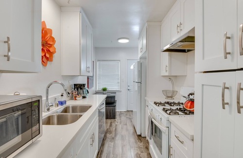 Sherman Oaks Apartment | Van Nuys Abode w/Patio, 7 Mi to Universal Studios