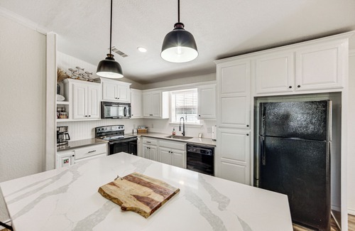 Van House | Van Vacation Retreat w/Private 300-Acre Lake!