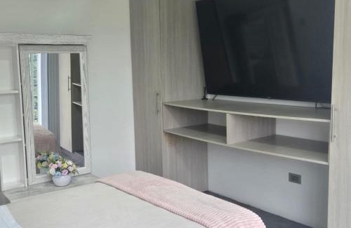 Las Mercedes Apartment | Vancouver 402