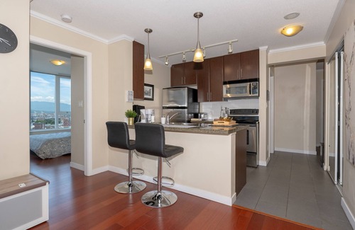 Crosstown Apartment | Vancouver condo: surreal water/mountain/harbor views 2Beds/2BA