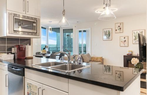 Crosstown Apartment | Vancouver Downtown City View 3BR Condo with Pool Gym Sauna Near Subway & Arena