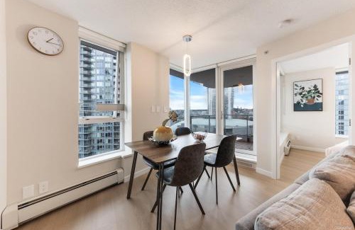 Crosstown Apartment | Vancouver Downtown City View 3BR Condo with Pool Gym Sauna Near Subway & Arena