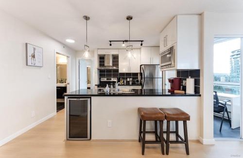 Crosstown Apartment | Vancouver Downtown City View 3BR Condo with Pool Gym Sauna Near Subway & Arena