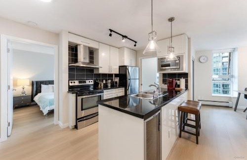 Crosstown Apartment | Vancouver Downtown City View 3BR Condo with Pool Gym Sauna Near Subway & Arena