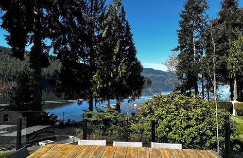Youbou House | Vancouver Island Lake house delight