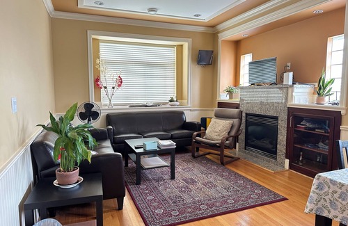 Burnaby House | Vancouver Metrotown Modern Guest House